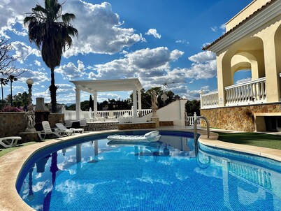 Villa Lissa with private heated pool