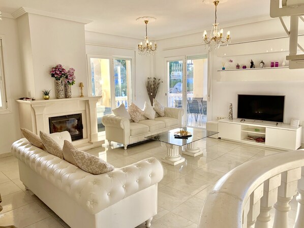 Smart TV, fireplace