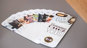 Un aficionado a las tarjetas de bienvenida de B&B Hotels con diversas comodidades y servicios de la habitación.