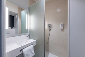 Douche, serviettes fournies, savon, shampoing