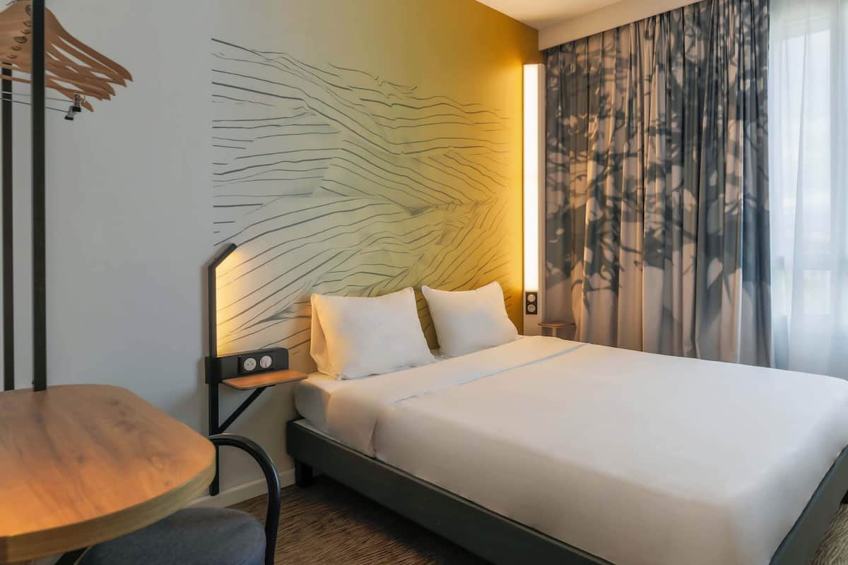 1 bedroom, desk, free wifi, bed sheets