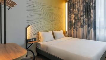 Een bureau, gratis wifi, beddengoed