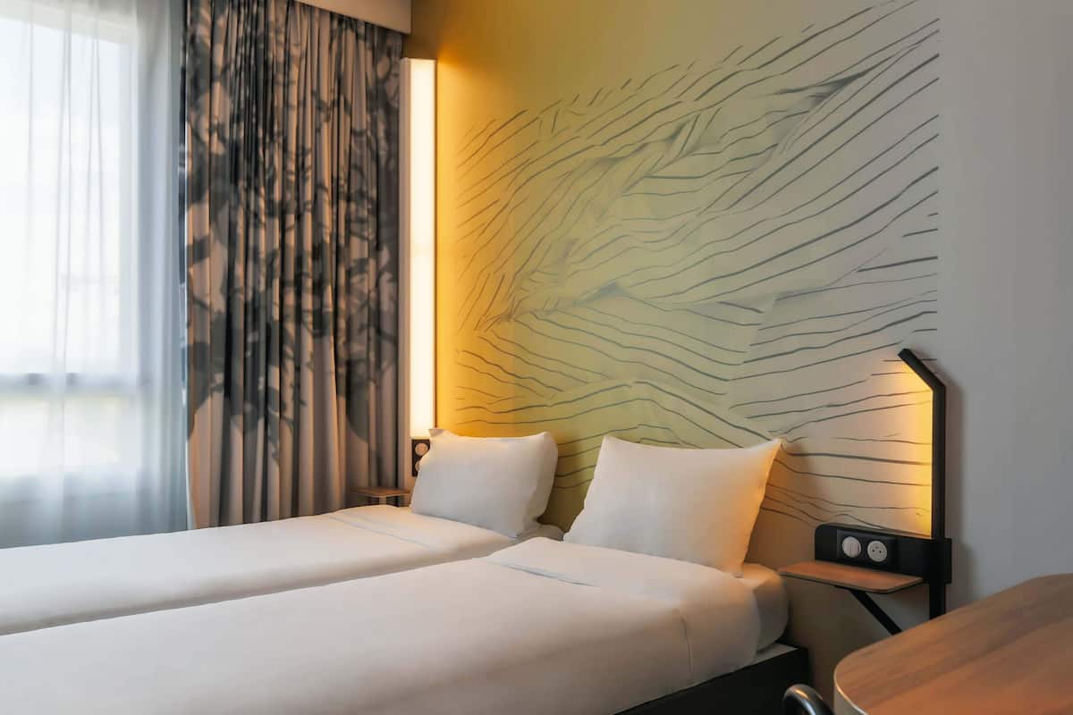 twin room, non smoking | 1 bedroom, desk, free wifi, bed sheets