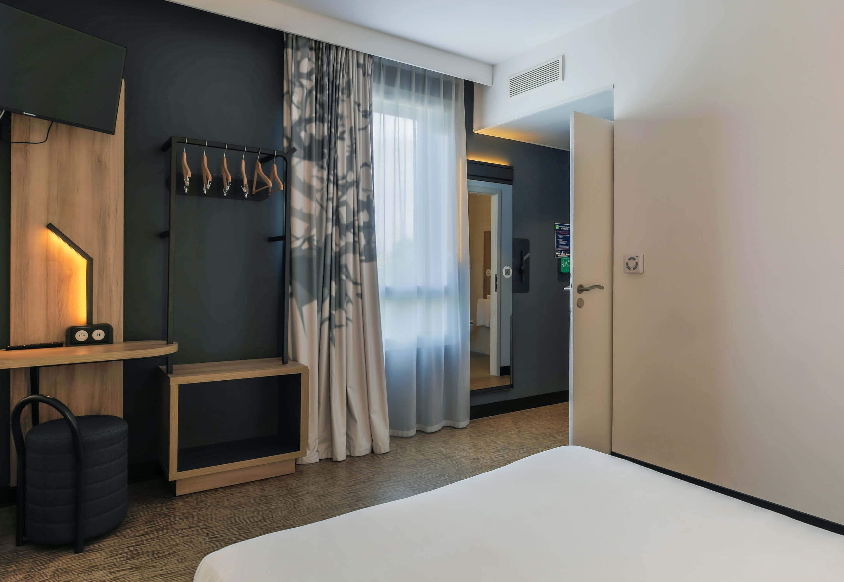 1 bedroom, desk, free wifi, bed sheets