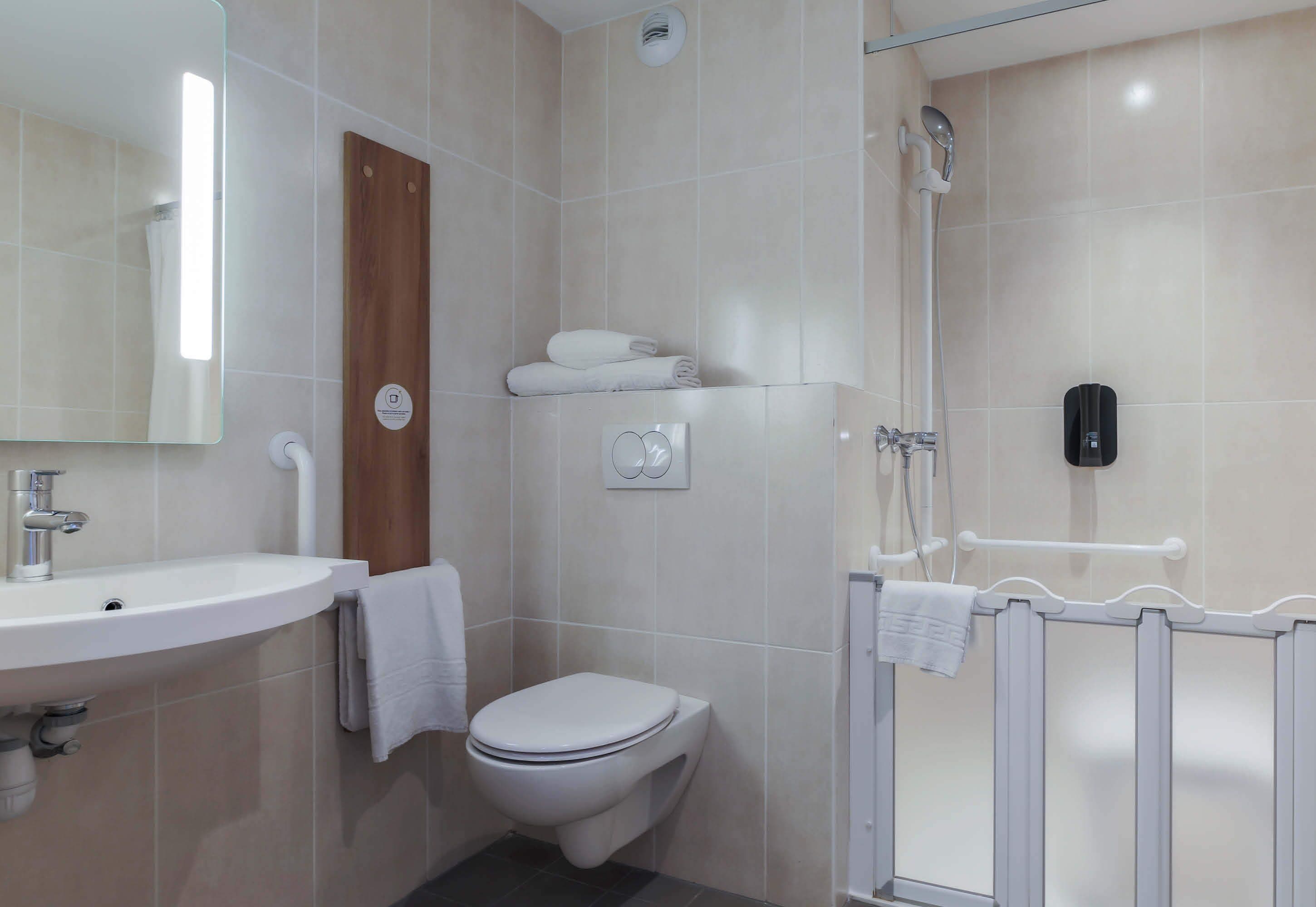 double room, mobility accessible, non smoking | bathroom | shower, towels, soap, shampoo