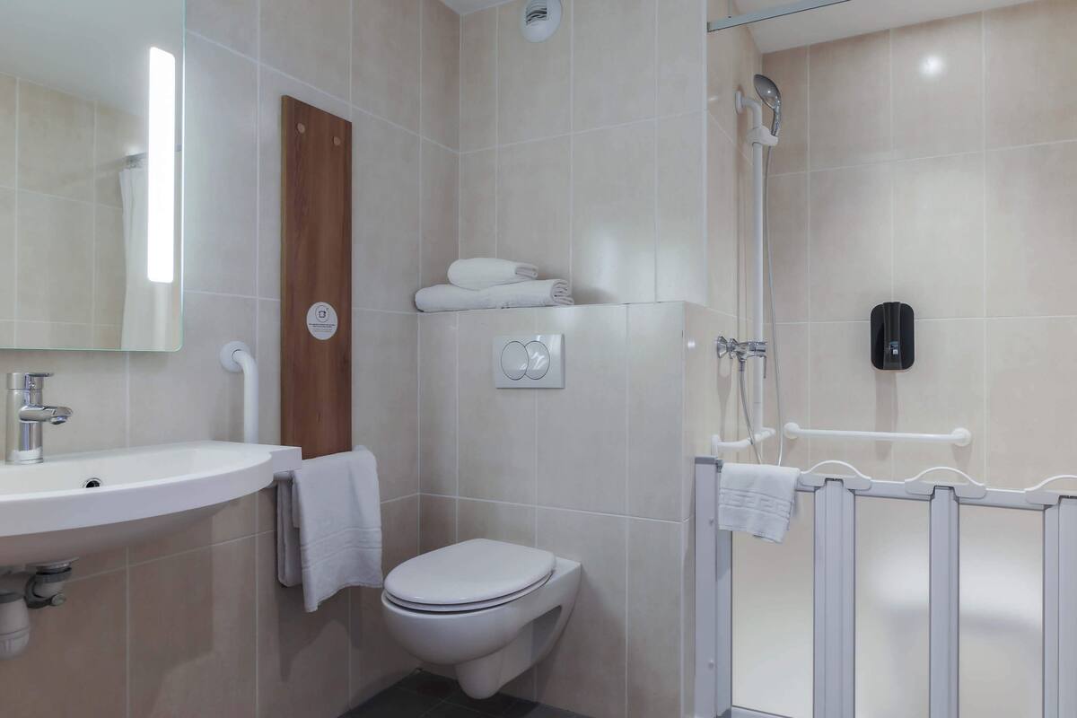 double room, mobility accessible, non smoking | bathroom | shower, towels, soap, shampoo
