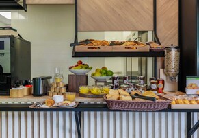 Café da manhã com buffet todos os dias mediante uma taxa