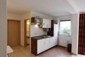 Kühlschrank, Mikrowelle, Herdplatte, Geschirrspüler