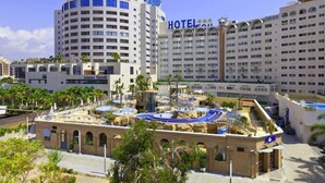 Un complejo hotelero con varios edificios, incluyendo un hotel destacado llamado NEARITO.