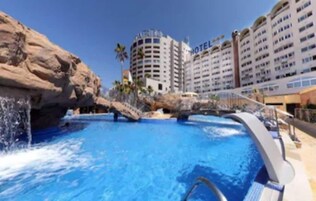 Una piscina al aire libre