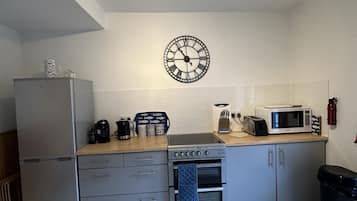 Cottage | Private kitchen | Fridge, microwave, oven, stovetop