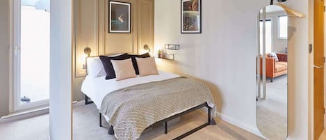Tabla de planchar con plancha, wifi gratis y ropa de cama