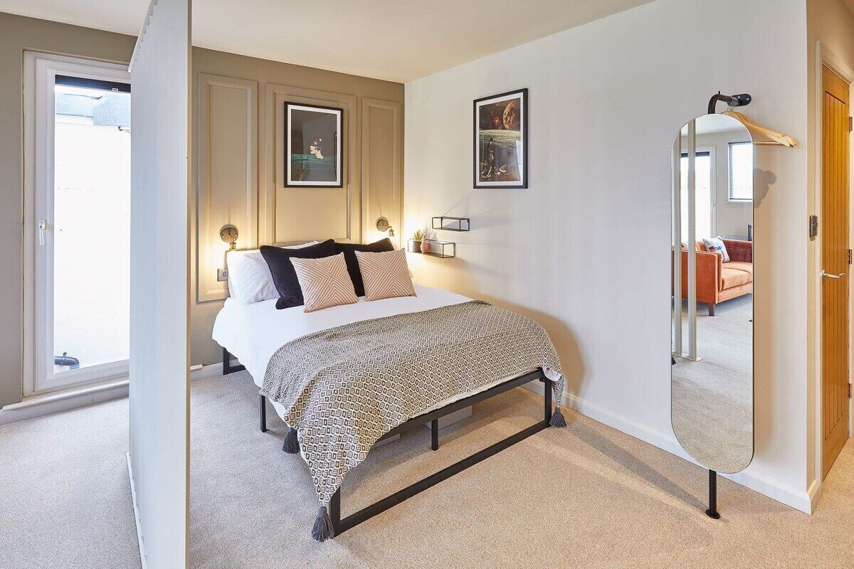 Iron/ironing board, free WiFi, bed sheets