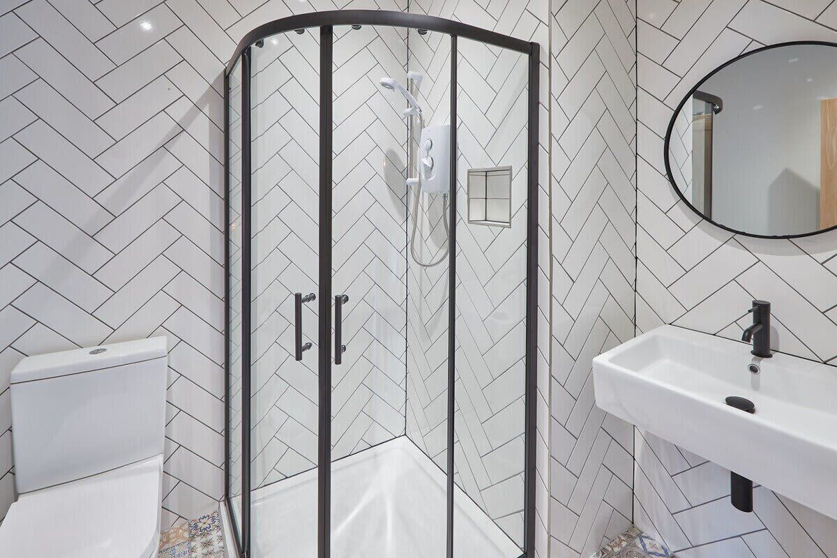 Douche, sèche-cheveux, serviettes fournies, savon