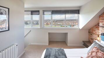 Tabla de planchar con plancha, wifi gratis y ropa de cama