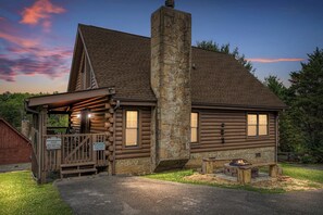 Exterior - 5 Star ~Dollywood Cabin! Minutes to The Island ~ Hot Tub~ Sleeps 6~Firepit~Grill (Sevierville)