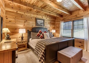 2 bedrooms, iron/ironing board, free WiFi, bed sheets - Minutes to Dollywood/The Island ~ Hot Tub~ Sleeps 6~Firepit~Grill~Serene Setting (Sevierville)