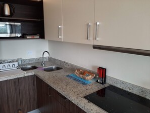 冰箱、微波炉、烤箱、炉灶