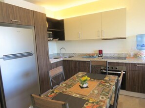 KĂŒhlschrank, Mikrowelle, Ofen, Herdplatte