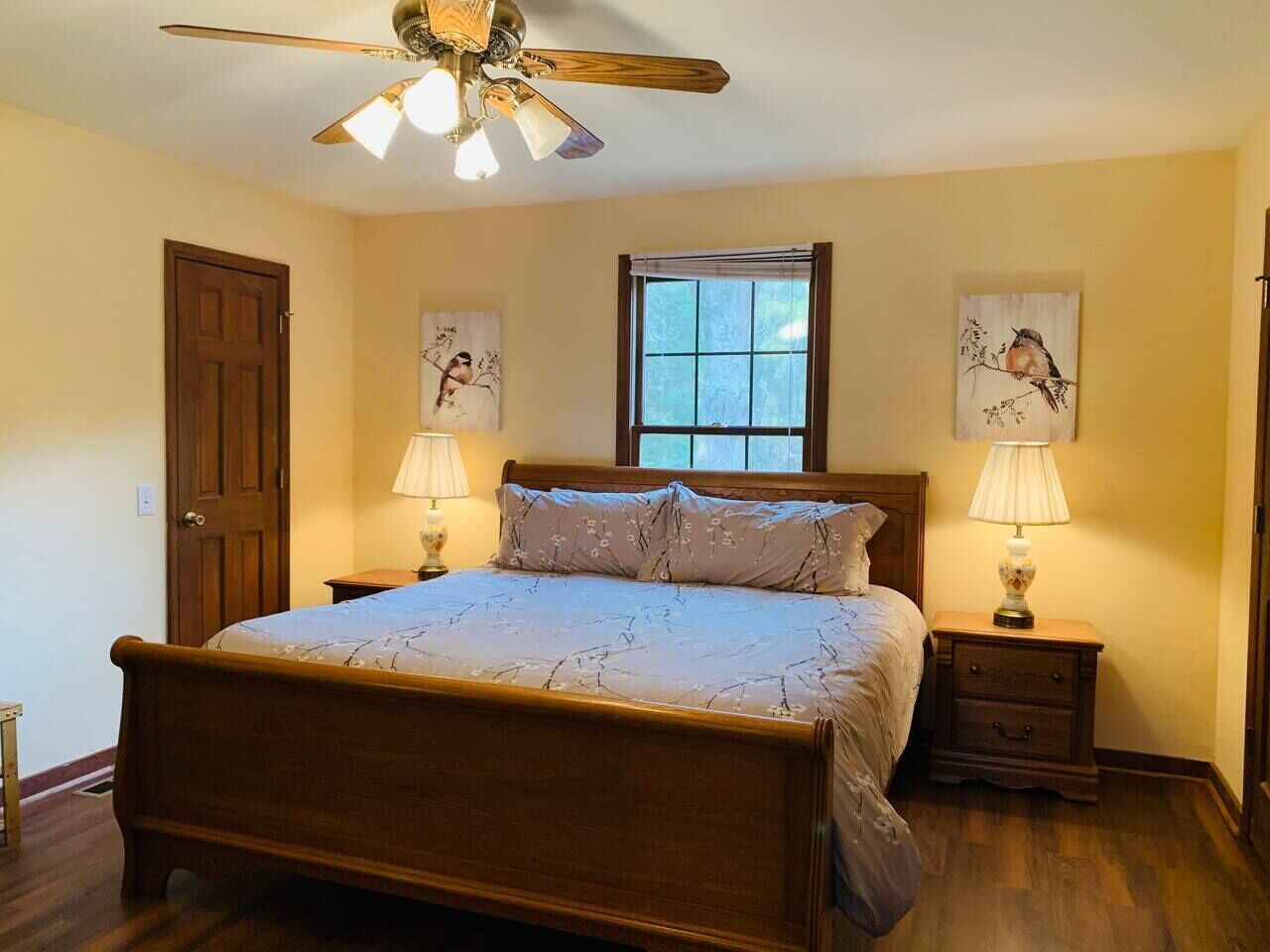 Serene Log Home w pond, barn, fenced pastures