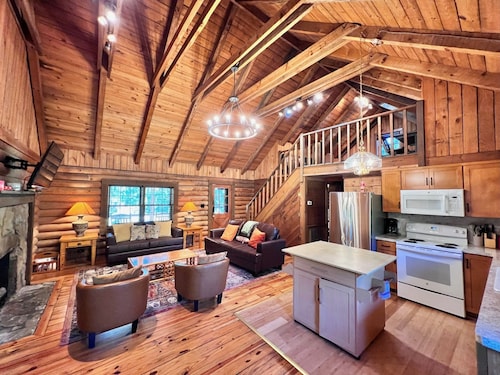 Serene Log Home w pond, fenced-in yard & pastures