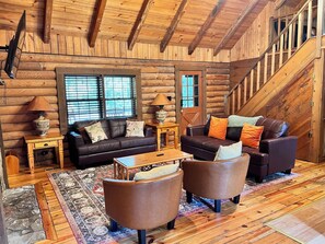 Een smart-tv, een open haard en een tafeltennistafel