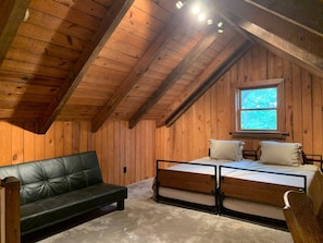 3 bedrooms, desk, iron/ironing board, travel crib - Serene Log Home w pond, fenced-in yard & pastures (Apex)