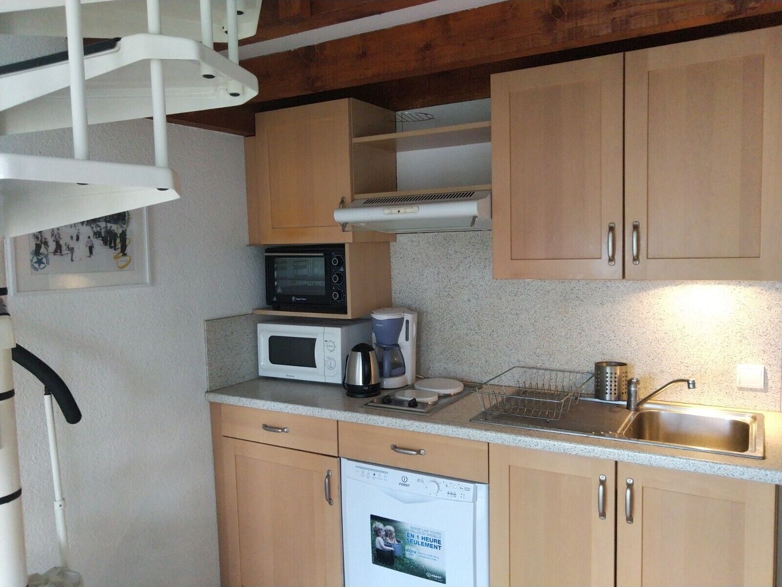 Frigorífico, microondas, horno y lavavajillas