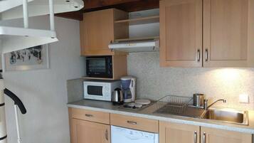 Frigorífico, microondas, horno y lavavajillas