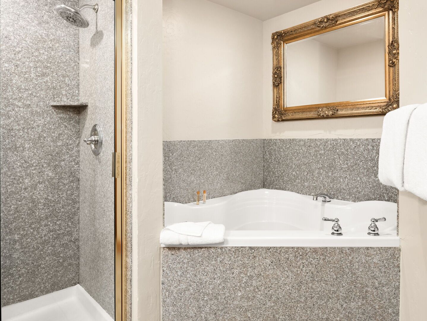 Ensemble douche/baignoire, baignoire à jets, sèche-cheveux