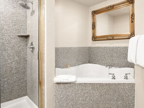 Bañera con ducha, bañera de hidromasaje, secador de pelo, toallas