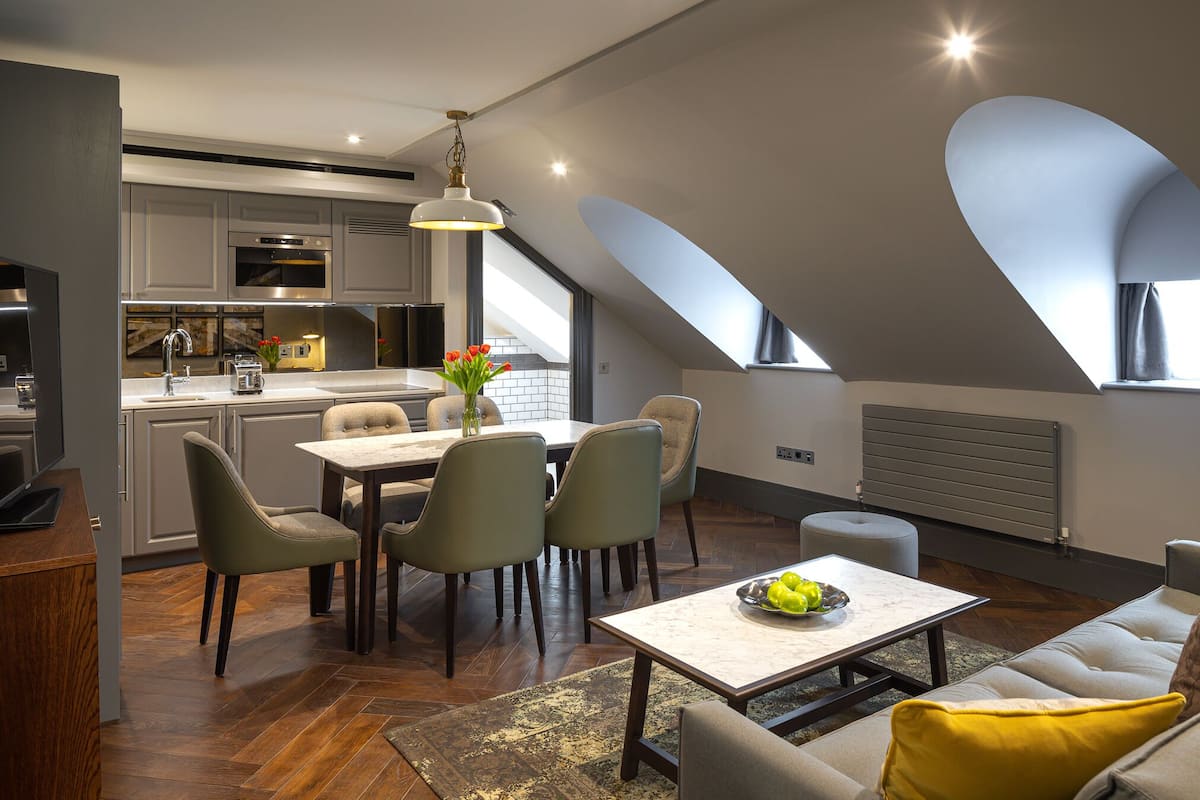 Superior appartement, 2 slaapkamers | Privékeuken | Een koelkast/vriezer, een magnetron, een kookplaat, een espressoapparaat