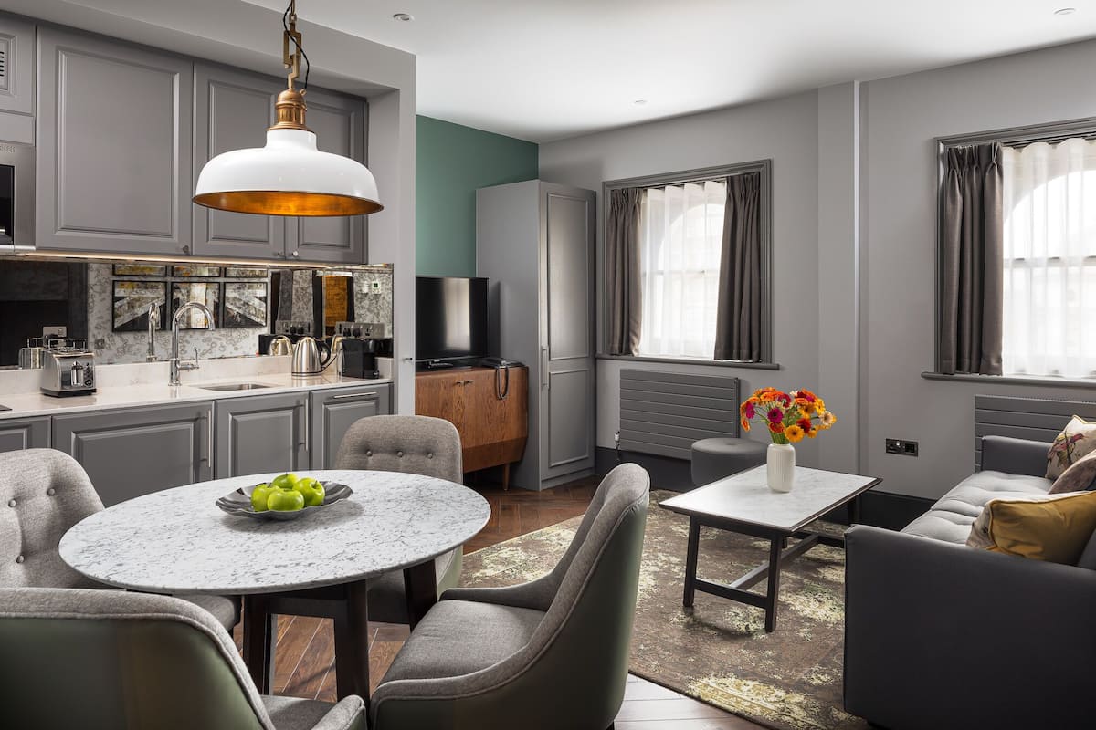 Superior appartement | Woonruimte | Een flatscreentelevisie