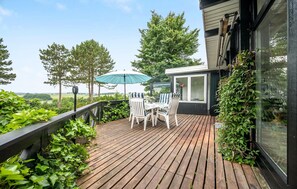 Outdoor dining - Cozy home in Ebeltoft with sauna (Ebeltoft)
