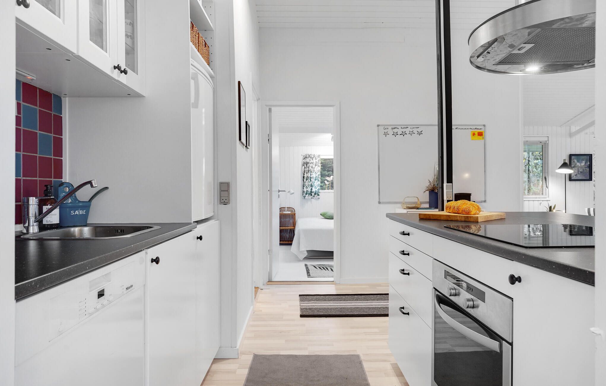 Réfrigérateur, micro-ondes, plaque de cuisson, lave-vaisselle