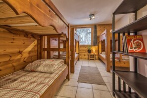 Classic Shared Dormitory, Ensuite, Mountain View (Argousier) | 1 bedroom - Gîte L'ancolie Bleue (Abriès-Ristolas)