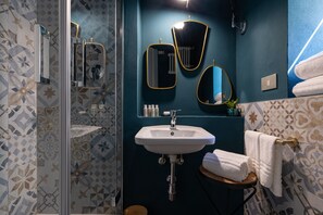 Suite | Badezimmer | Dusche, Regendusche, kostenlose Toilettenartikel, Haartrockner