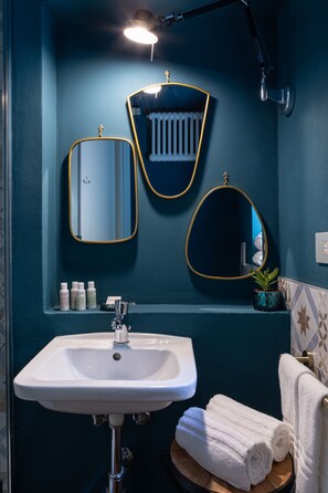 Suite | Badezimmer | Dusche, Regendusche, kostenlose Toilettenartikel, Haartrockner