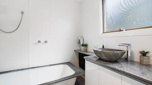 Shower - 1 Luana - Your Ultimate Beachside Retreat in Lorne (Lorne)