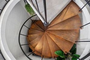 Eine Wendeltreppe mit Holzausstattung und Metallgeländern.