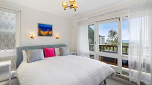 3 bedrooms, iron/ironing board, Internet, bed sheets - 1 Luana - Your Ultimate Beachside Retreat in Lorne (Lorne)