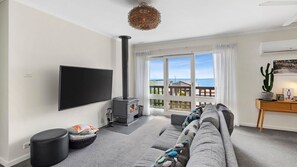 TV, fireplace, DVD player - 1 Luana - Your Ultimate Beachside Retreat in Lorne (Lorne)