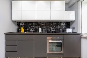 Lava-louças, talheres/pratos/utensílios de cozinha, freezer