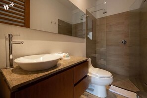 Regadera, secadora de cabello, toallas 