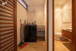 Douche, séchoir à cheveux, serviettes fournies