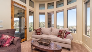 TV connectée, cheminée, jeux vidéo, lecteur de DVD