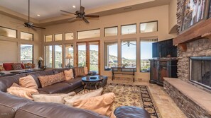 TV connectée, cheminée, jeux vidéo, lecteur de DVD