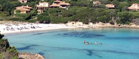 Plage, chaises longues, serviettes de plage