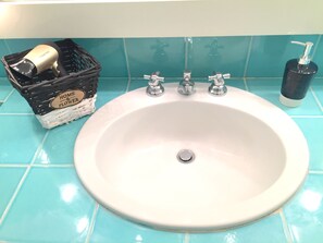 Kombination af bruser/badekar, hårtørrer, håndklæder, Sæbe