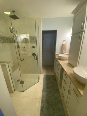 Ensemble baignoire-douche, séchoir à cheveux, serviettes fournies